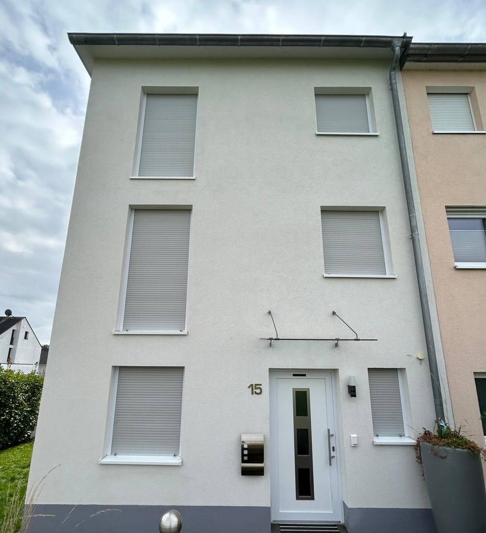 Reihenhaus-Fassade nach der Reinigung – sauber