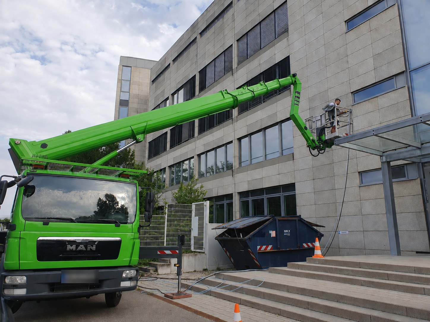 Fassadenreinigung mit der Hebebühne – auch über 11 Meter Höhe