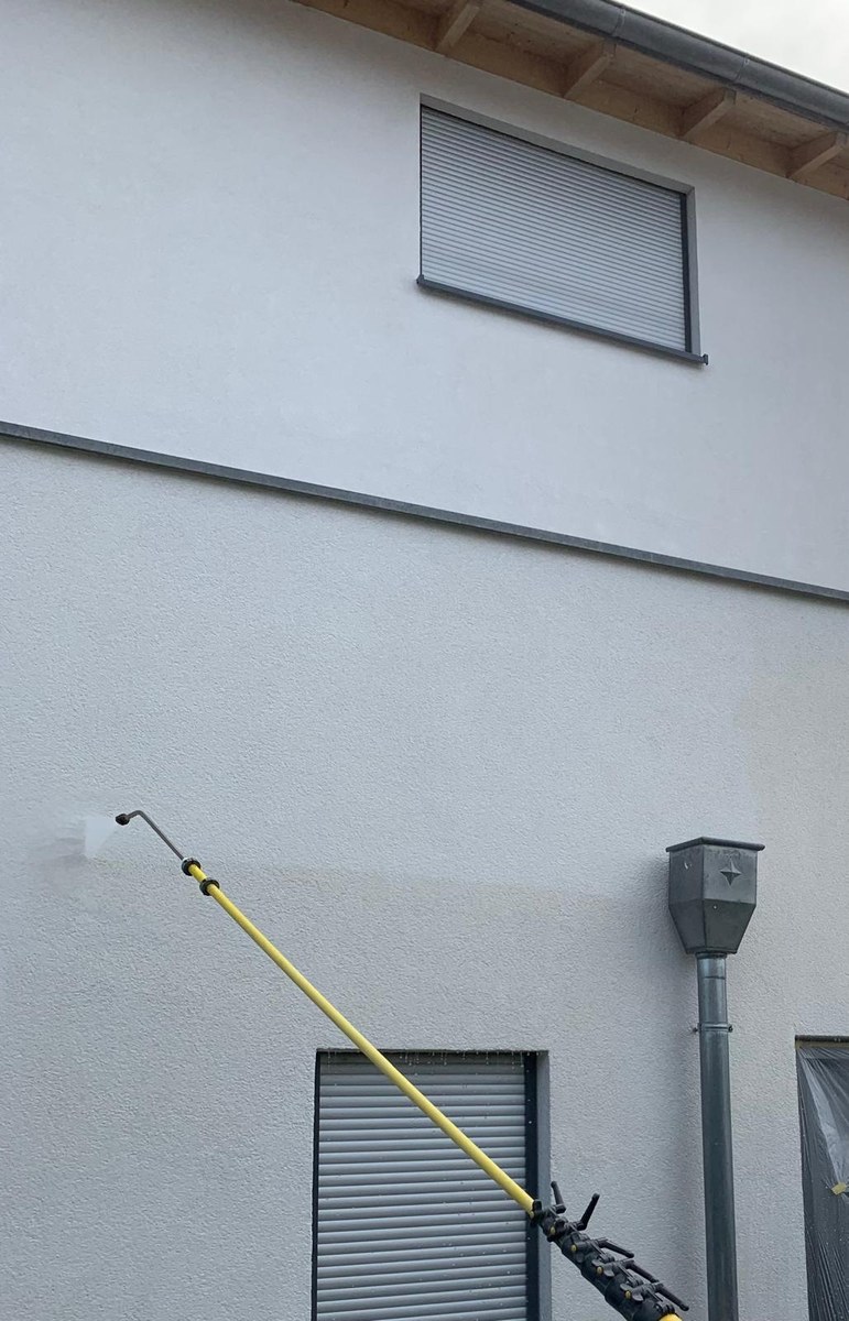 Fassadenreinigung mit Teleskoplanze im Einsatz – bis 11 Meter Höhe